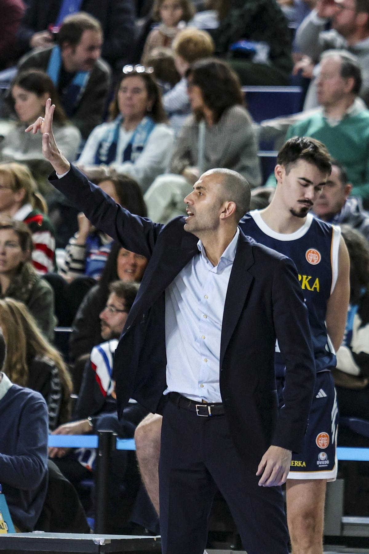 Todas las imágenes del Palacio de los Deportes: mates, charanga y victoria del Alimerka Oviedo Baloncesto ante el Ourense