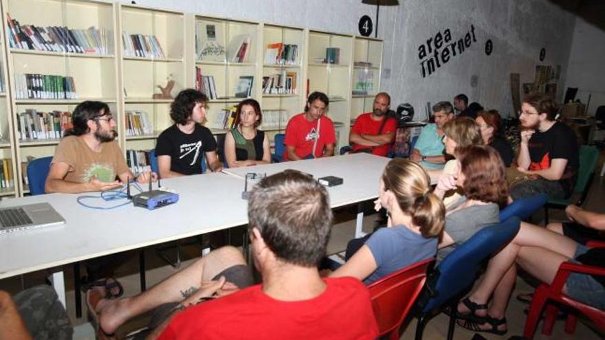 Un instante de una de las reuniones informativas el pasado jueves por la noche en el Espai Crea de Elche.