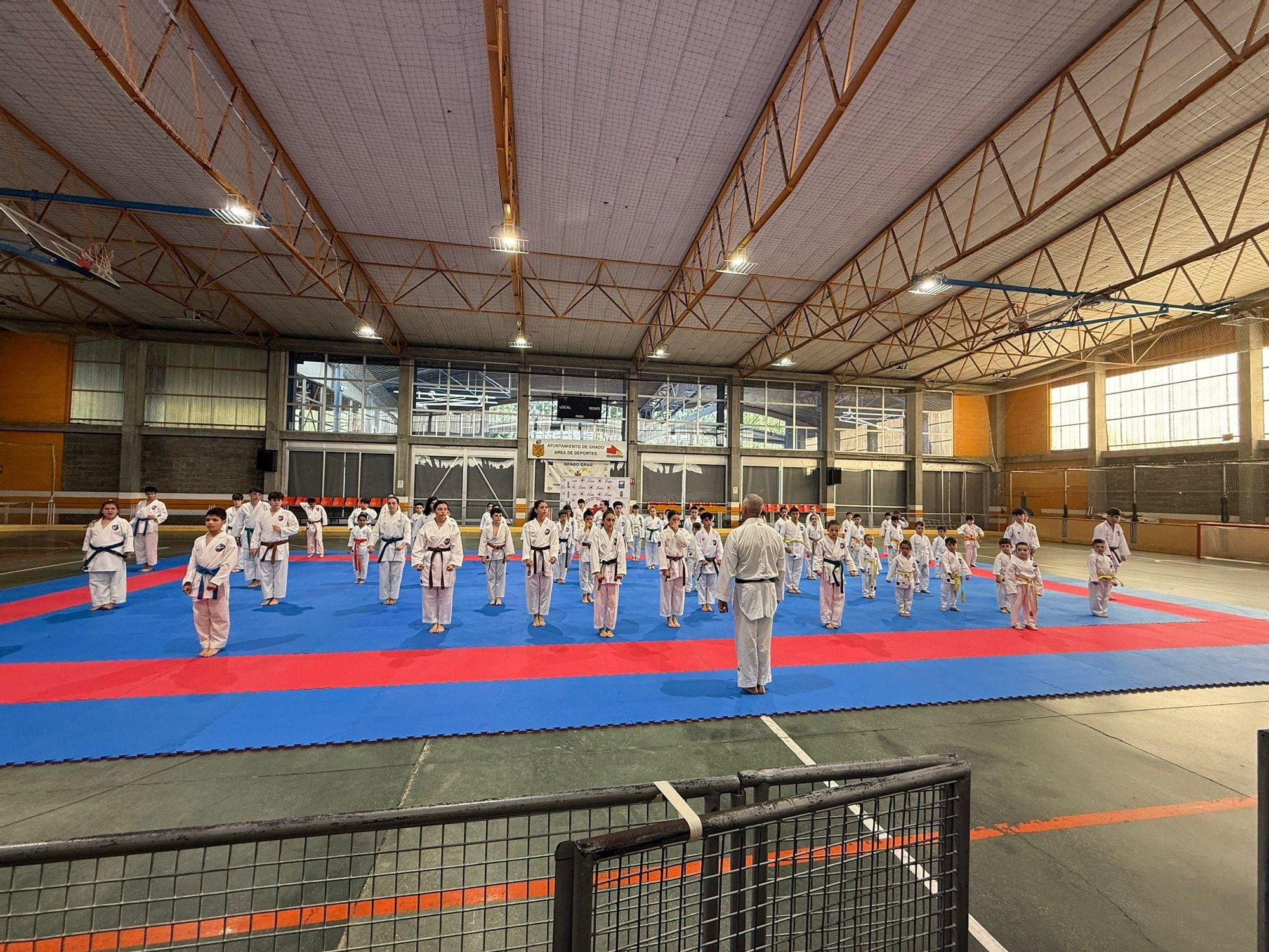 Los karatecas del Gimnasio Lino cierra temporada con una exhibición abierta en Grado