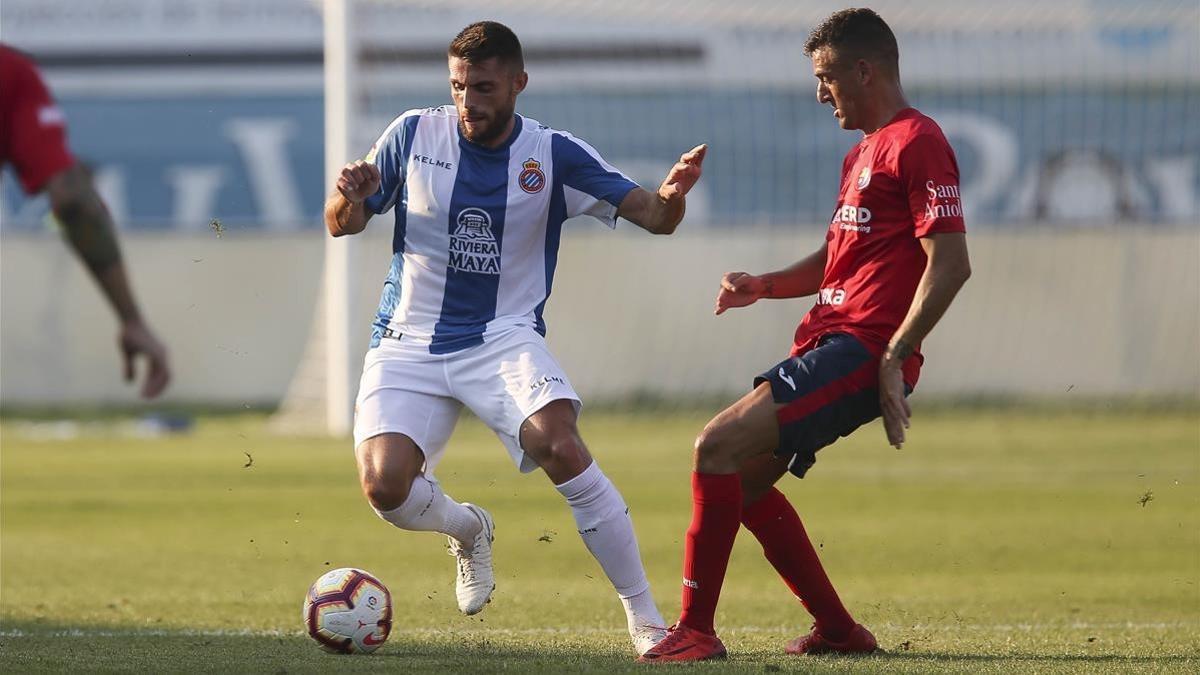 David López hace un quiebro ante un jugador del Olot.