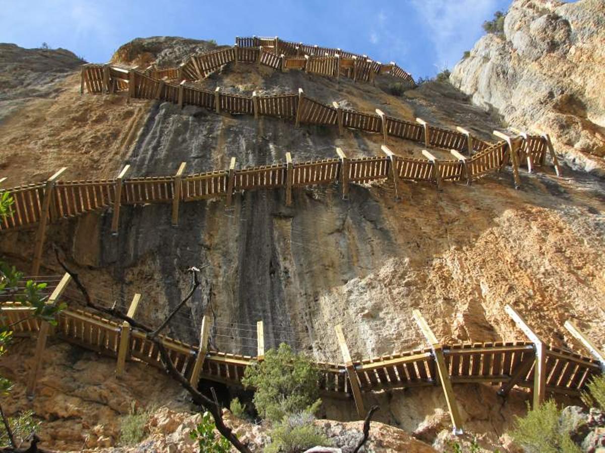 La ruta de las pasarelas de Monfalcó es una de las más vertiginosas de Aragón.