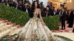 Imagen trucada generada mediante inteligencia artificial (IA) en la que se ha representado a la cantante Katy Perry con un hipotético vestido para la Gala Met 2024