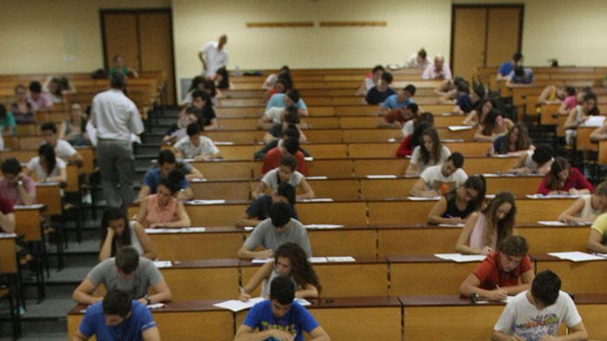 Alumnos malagueños hacen la Selectividad el pasado año.