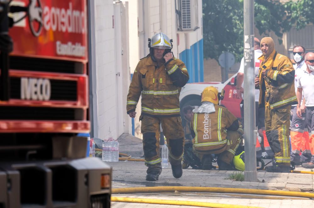 Los Bomberos han pedido a los vecinos que cierren puertas y ventanas para evitar el humo