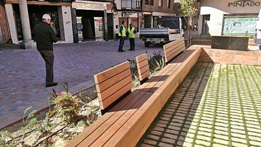 Los nuevos bancos de madera de la plaza de Santa María instalados ayer.