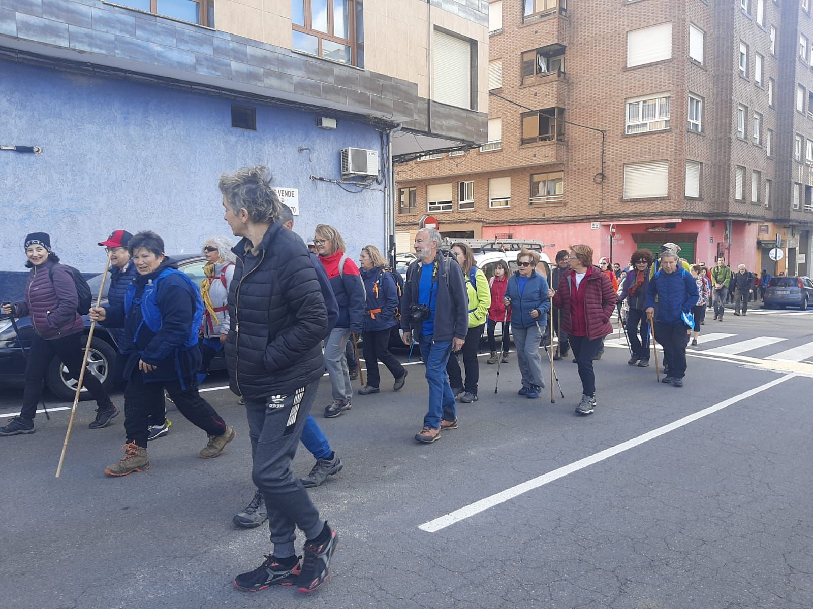 Exitosa salida a la Peña Careses: decenas de vecinos se suman a la marcha del grupo Picu Fariu