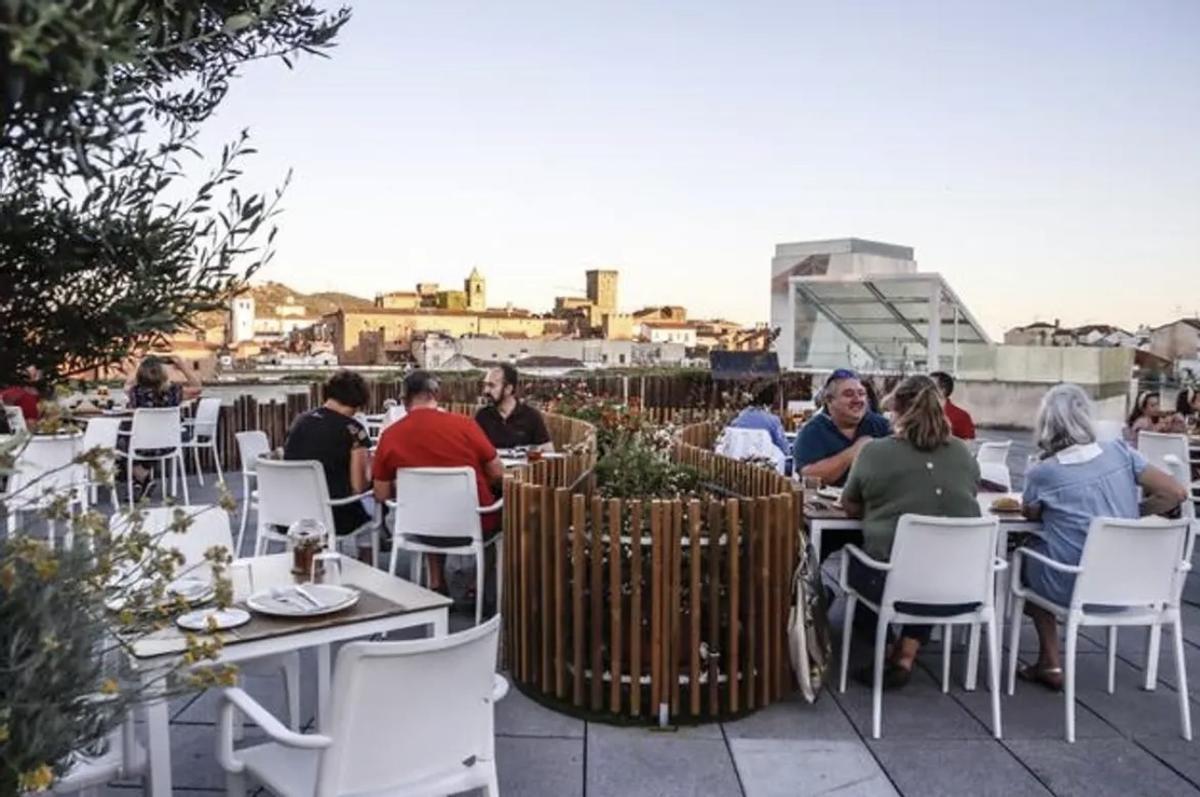 El ambiente de la terraza de El Mirador de Galarza a la caída del sol es único.