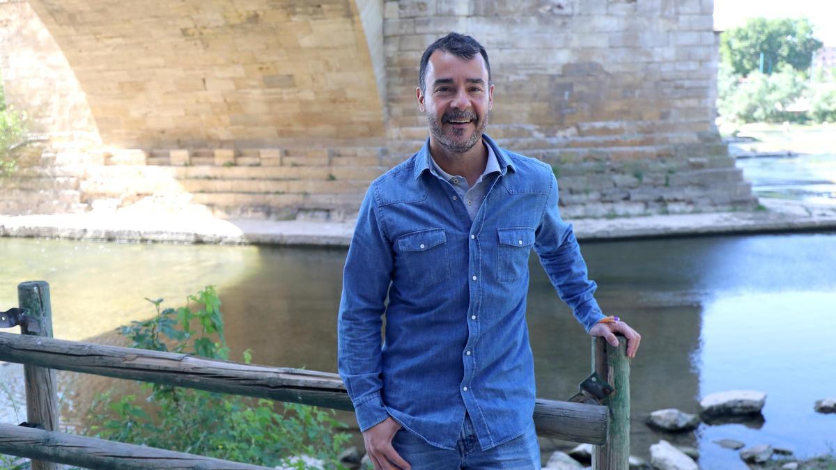 Chuaquín Bernal posa para este diario bajo el Puente de Piedra de Zaragoza.