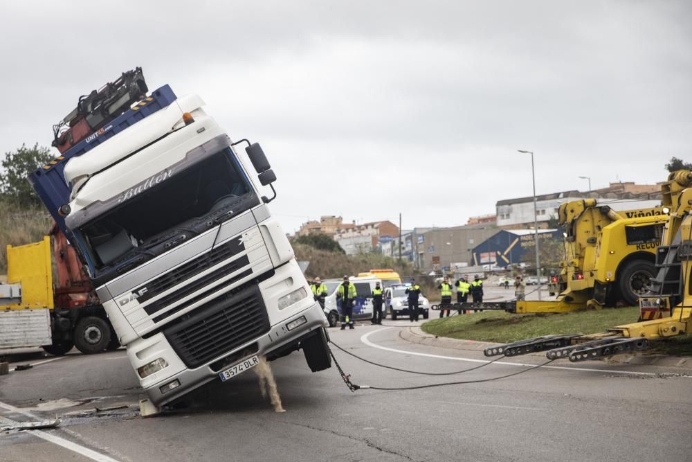 Bolca un camió i fa tallar la GI-600 a Blanes