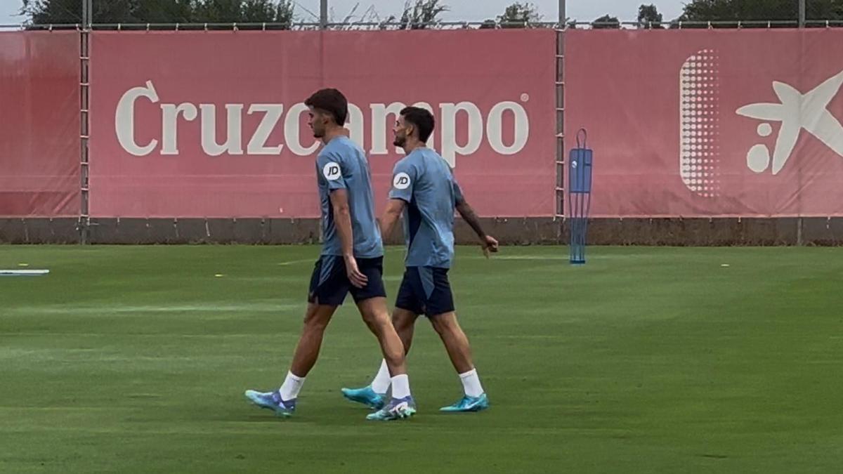 Isaac Romero regresa a los entrenamientos del Sevilla FC acompañado de Kike Salas