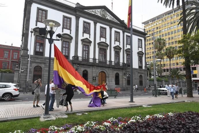 17-07-19 CANARIAS Y ECONOMIA. PARQUE DE SAN TELMO. LAS PALMAS DE GRAN CANARIA. Manifestacion, concentracion y despliegue de la bandera republicana delante del Palacio Militar. Fotos: Juan Castro.  | 17/07/2019 | Fotógrafo: Juan Carlos Castro