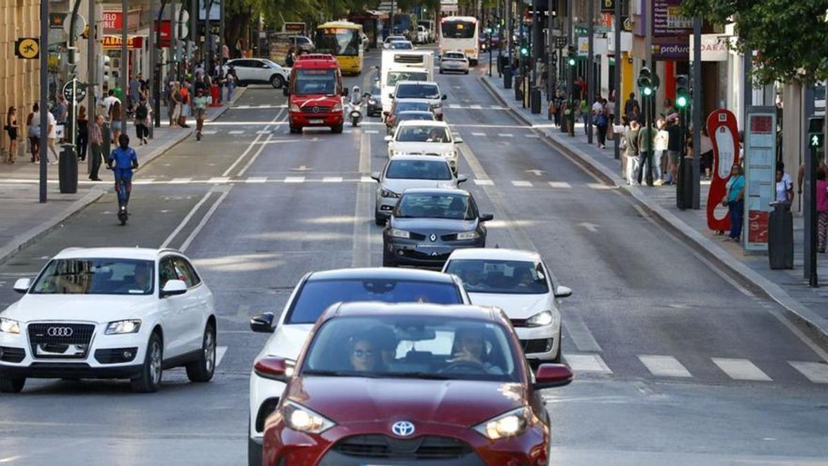 Vehículos circulando por la Gran Vía de Murcia.