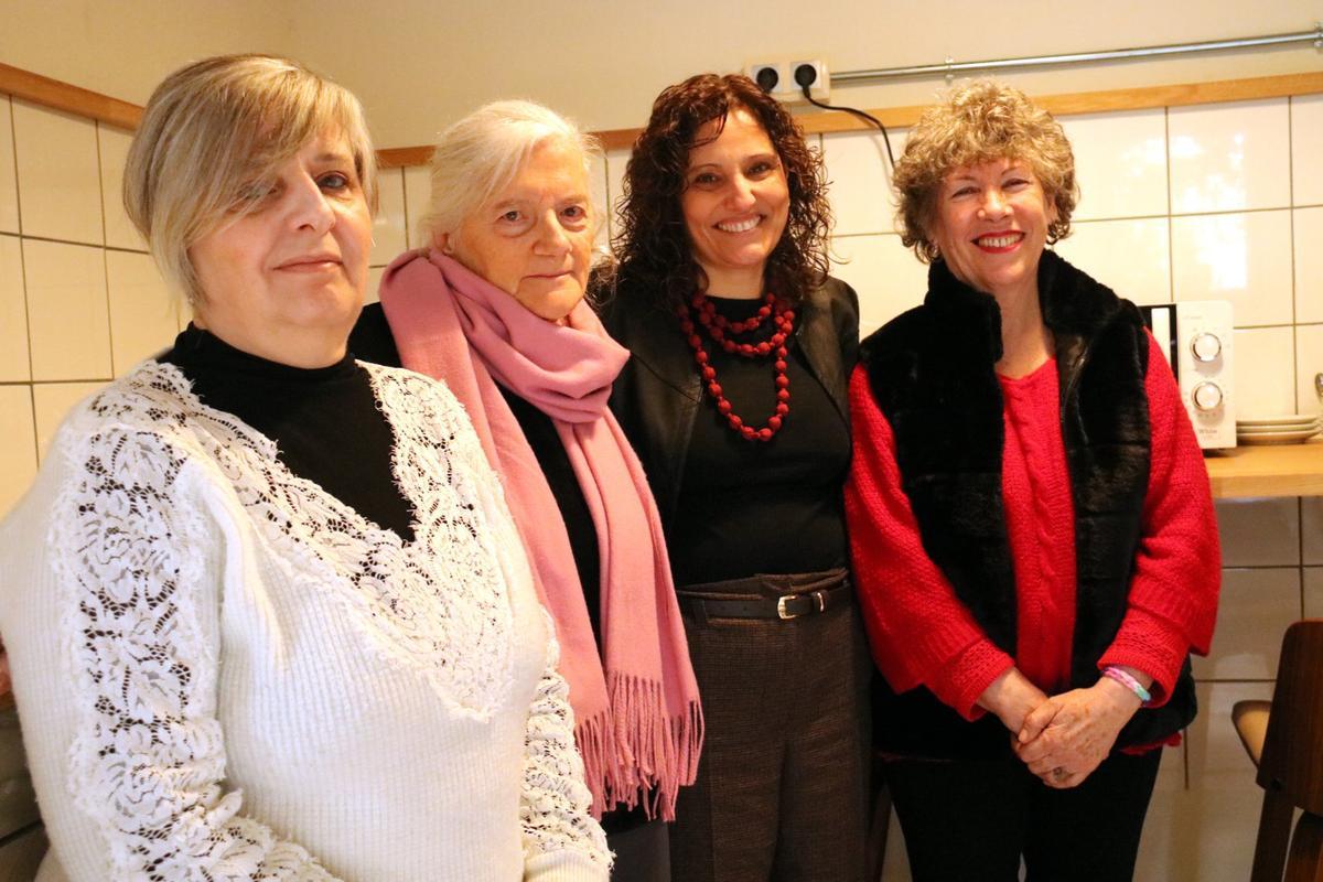 La regidora de Drets Socials i Gent Gran, Mariona Homs, amb algunes de les participants del projecte al Casal de les Escodines