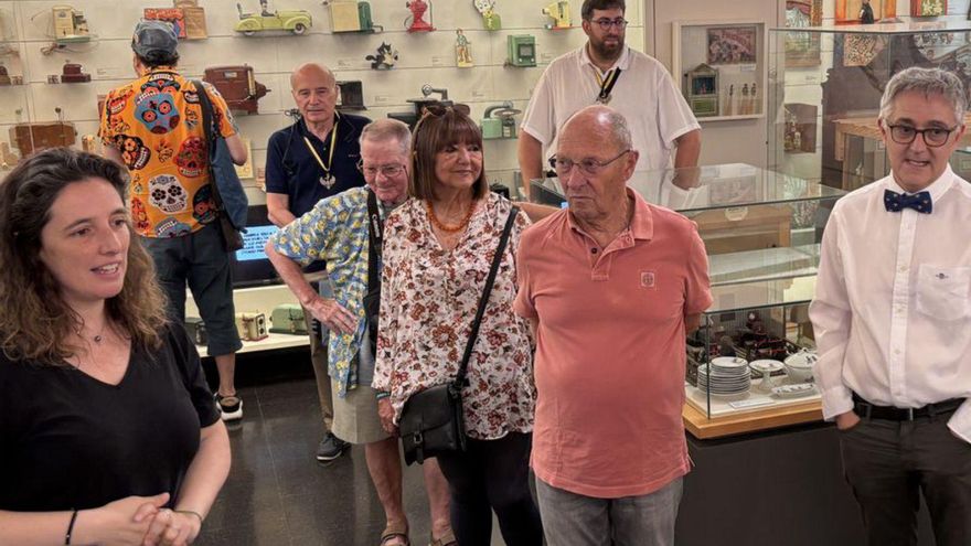 L’actor, que vesteix jersei de color salmó, durant la seva visita al museu figuerenc, diumenge passat. | JORDI BLANCO