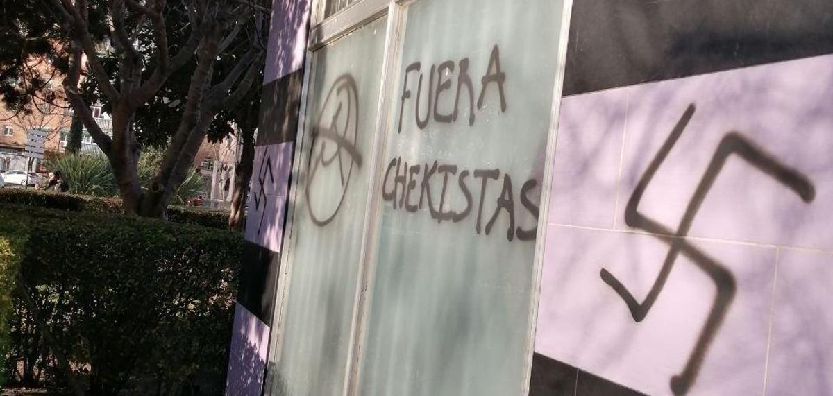 Imagen de pintadas contra Podemos y el logo nazi.
