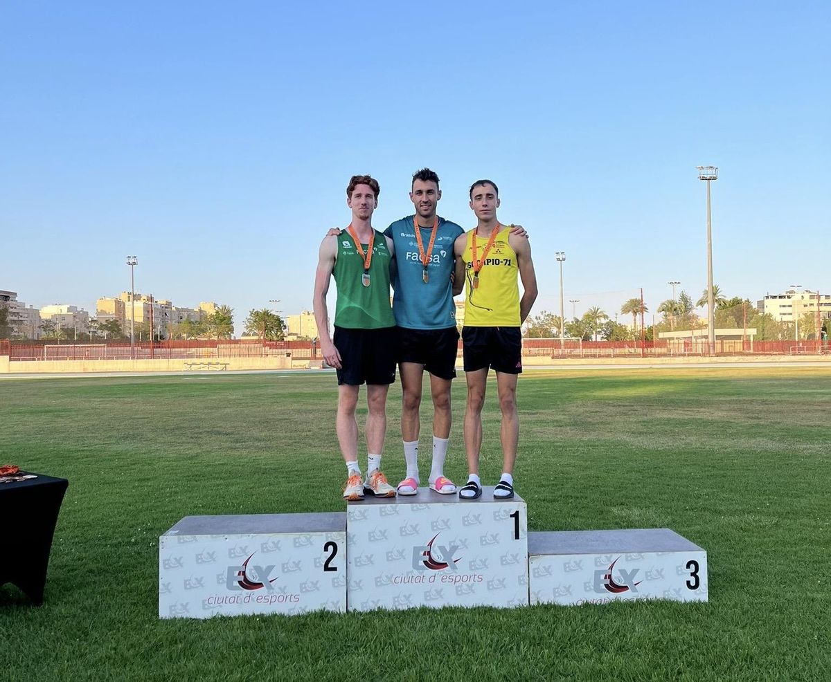 El benicarlando Alexis Sastre (c), del Facsa Playas de Castellón, se proclamó hace dos semanas campeón de la Comunitat Valenciana de salto de altura.