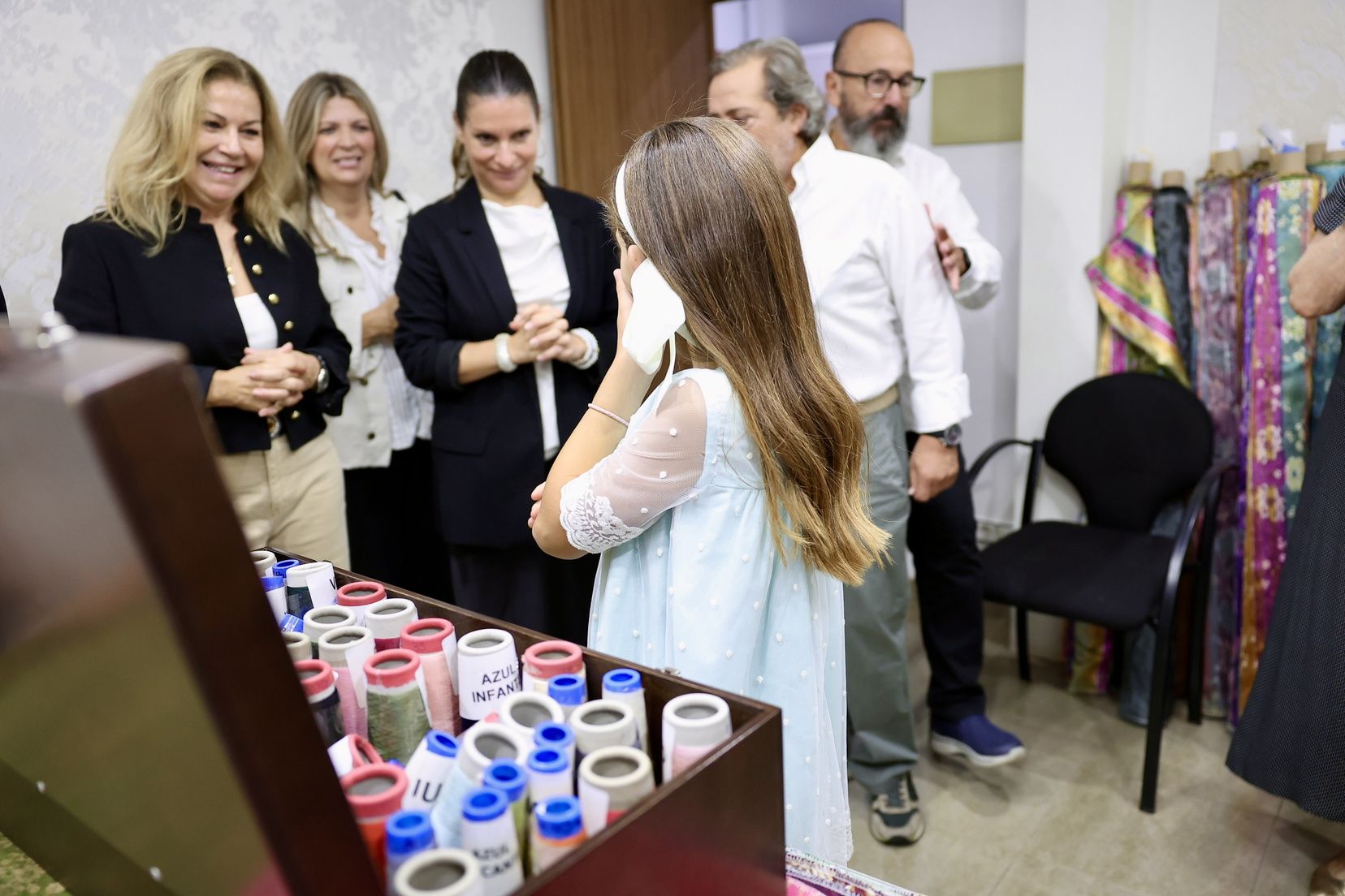 Carmen y Marta eligen sus espolines "Fallera Mayor de València"