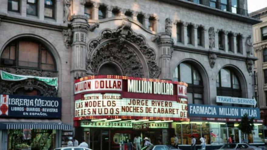 Fachada del Million Dollar Theater, cuando aún estaba abierto.