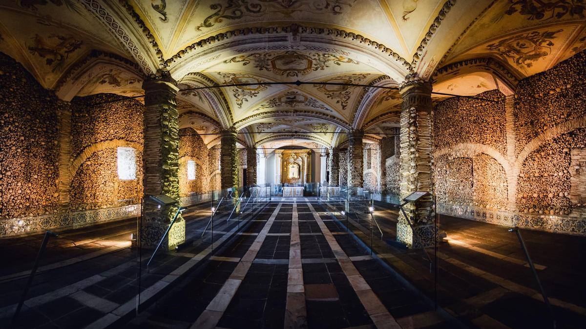 Interior de la Capela dos Ossos de Évora.