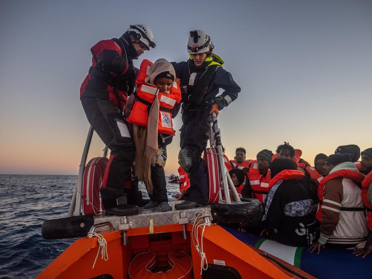 Rescate de la oenegé Sea Watch y la Guardia Costera italiana frente a Lampedusa.