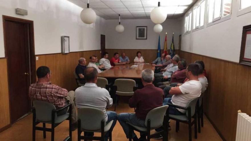 Reunión de los ganaderos de Ibias con la alcaldesa, Silvia Méndez, para abordar la problemática del lobo.