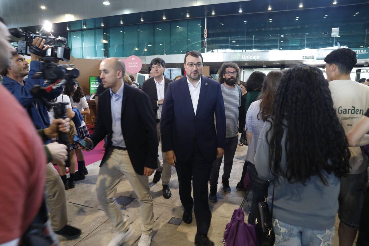 En imágenes. La visita del presidente del Principado, Adrián Barbón, a la feria de la Ciencia y la Innovación de Avilés En imágenes. La visita del presidente del Principado, Adrián Barbón, a la feria de la Ciencia y la Innovación de Avilés