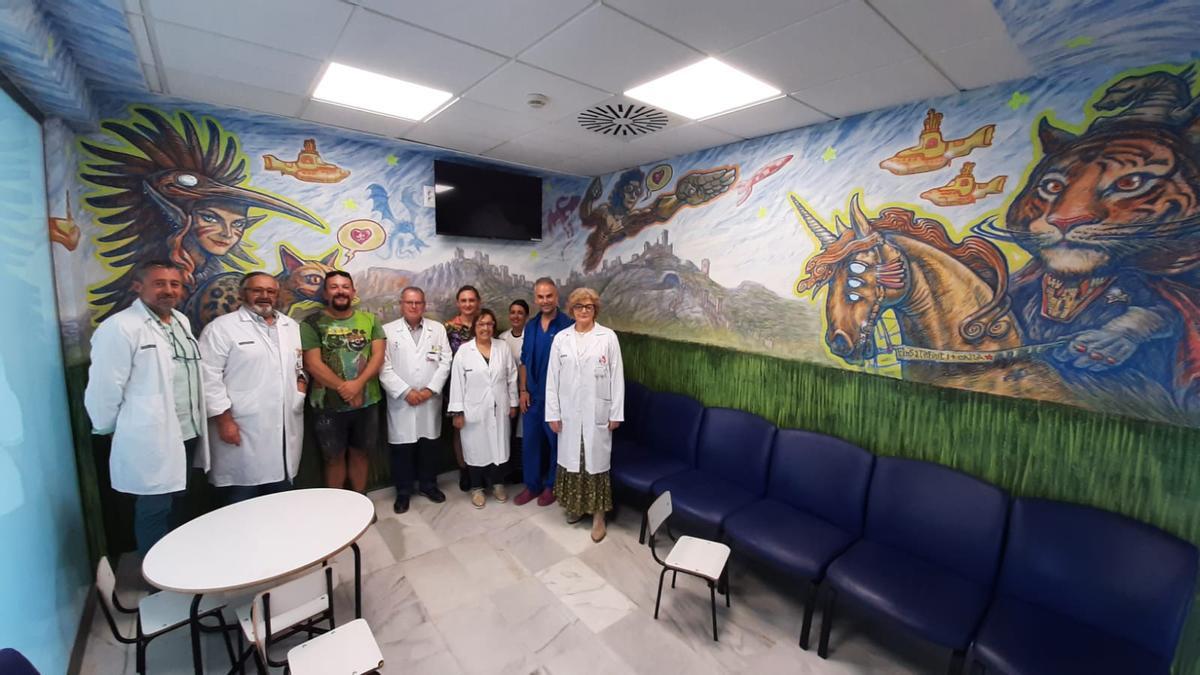 Toni Espinar "redecora" la sala de espera de pediatría del hospital Lluís Alcanyís