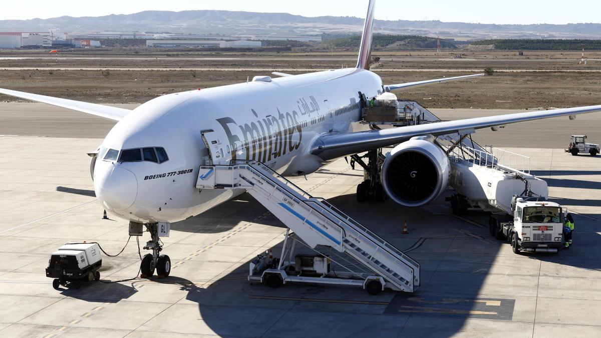 Carguero de la compañía Emirates realizando la operación de carga en el aeropuerto de Zaragoza, ayer.