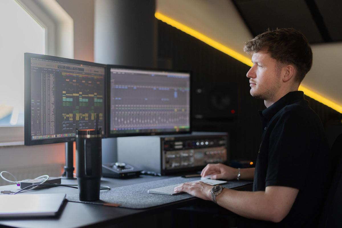 Julian Sommer in seinem Tonstudio.