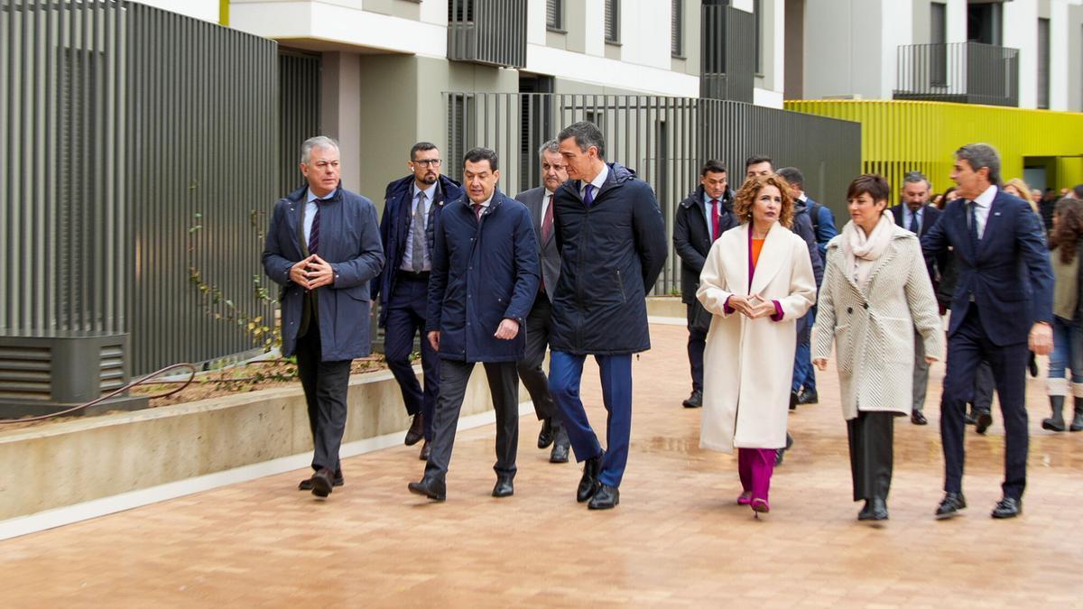 El presidente del Gobierno, Pedro Sánchez (c), y el presidente de la Junta de Andalucía, Juanma Moreno en Sevilla