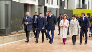 El presidente del Gobierno, Pedro Sánchez (c), y el presidente de la Junta de Andalucía, Juanma Moreno en Sevilla