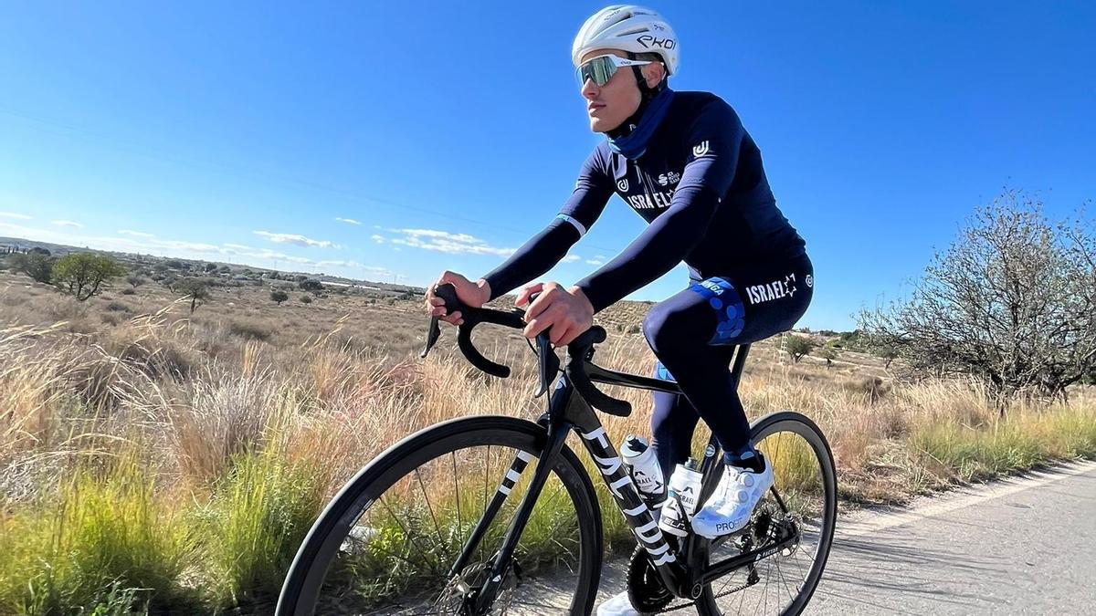 El ciclista Pau Martí entrenando por la Costera.