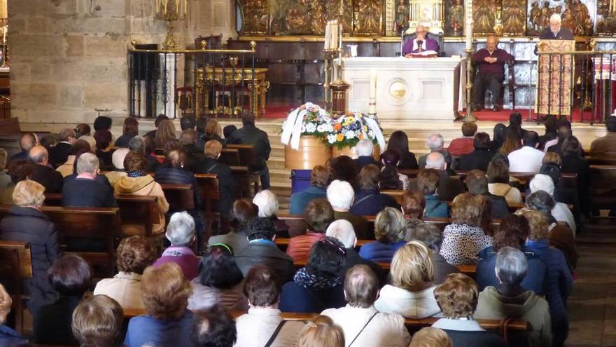 La basílica canguesa, abarrotada en el funeral de Marisol Blanco y Alberto Menéndez.