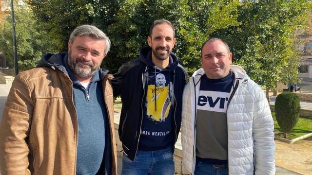 El alcalde de Crevillent junto a Juanfran Torres y el concejal de Deportes. | AYUNTAMIENTO DE CREVILLENT