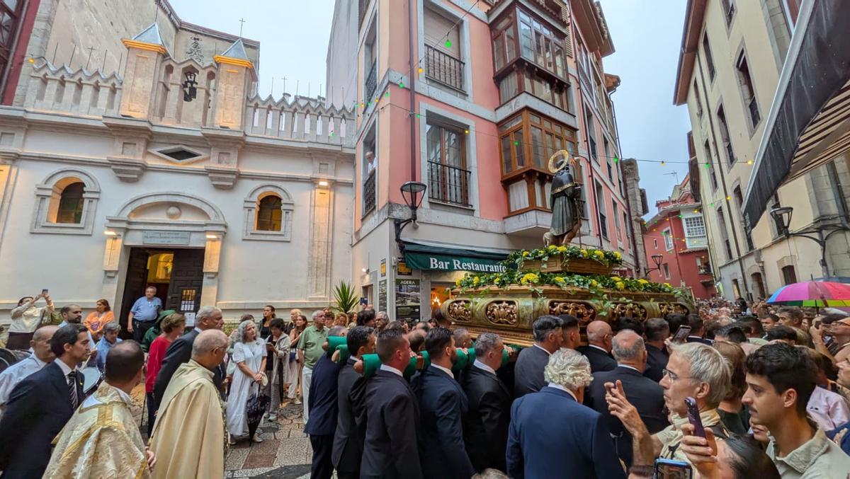 Traslado de la imagen de San Roque desde su capilla a la basílica de Llanes