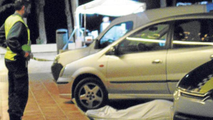 El cadáver cubierto con una sábana en el paseo marítimo de Jávea.