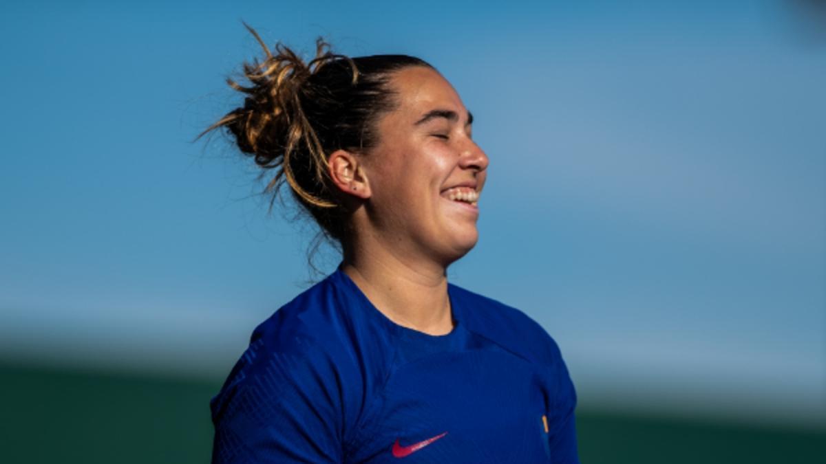 Cata Coll sonríe en el entrenamiento del Barça