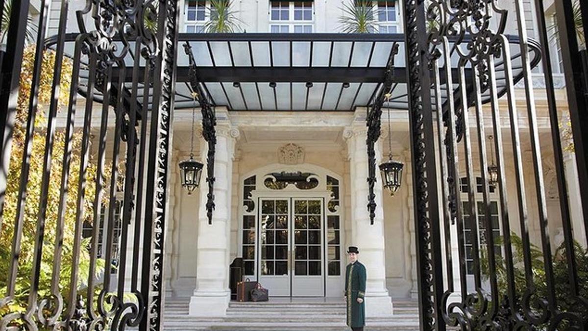 Entrada del lujoso Hotel Sangri-La, en París. EL PERIÓDICO