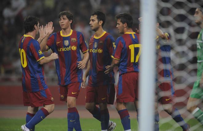 En la pretemporada 2010/2011 marcó su primer gol con el primer equipo en un amistoso ante el Beijing Guoan. En la imagen lo celebra junto a Leo Messi, Víctor Vázquez y Nolito.