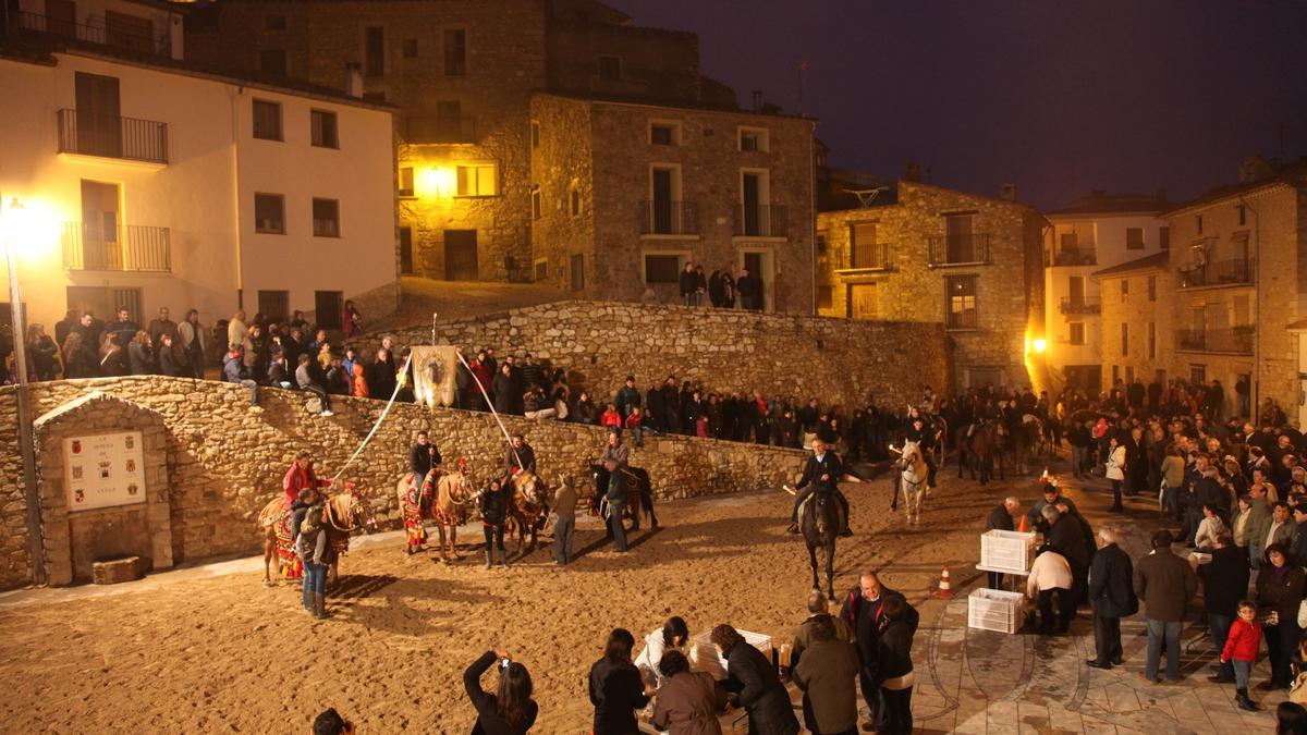 Reparto de &#039;coquetes&#039; en la plaza de la Setena, en Culla, en una imagen de archivo.