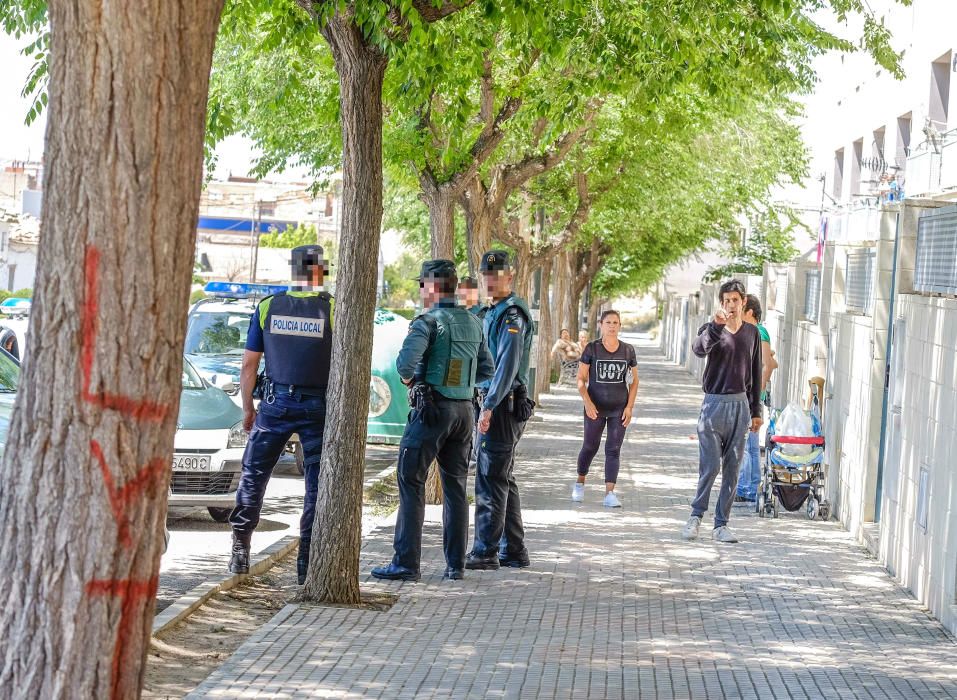 Guardia Civil y Policía Local despliegan un amplio dispositivo en el marginal distrito para detener al autor y restablecer la calma entre los dos clanes enfrentados