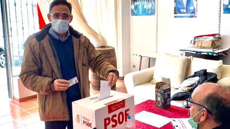 José Antonio Gómez 'Nono' vota en el centro de votación de Ojén.