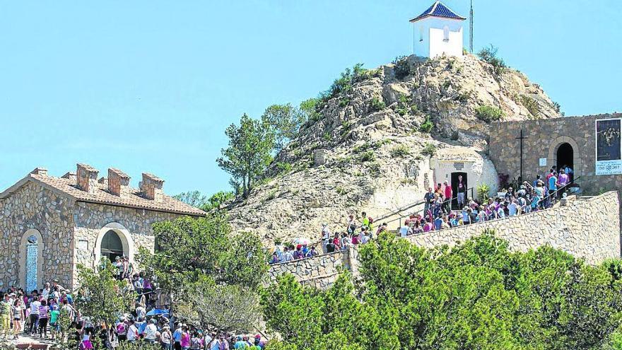 Miles de personas subiendo la cuesta hacia la Cueva de San Pascual. ernesto sánchez