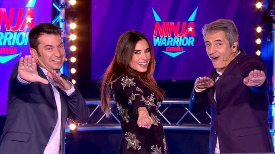 Arturo Valls, Pilar Rubio y Manolo Lama, del concurso &quot;Ninja Warrior&quot;.