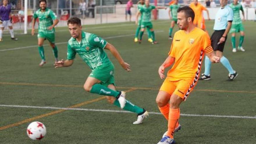 Pitu Comadevall efectua una passada davant la pressó d&#039;un jugador del Cornellà.