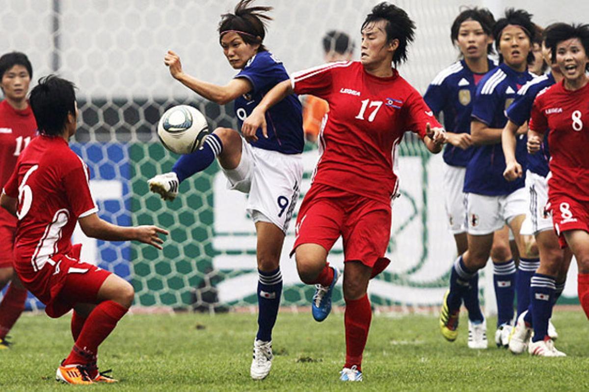 La japonesa Kawasumi Nahomi lluita per la pilota durant el torneig eliminatori de futbol femení dels Jocs Olimpics del 2012.