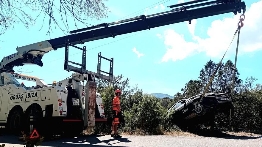 Galería: Rescatan un coche que había caído por un barrando de 28 metros en Ibiza