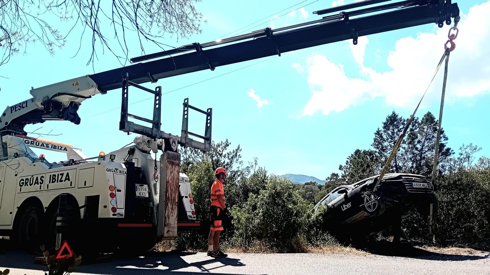 Galería: Rescatan un coche que había caído por un barrando de 28 metros en Ibiza