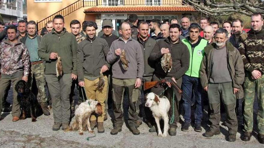 Los participantes del campeonato provincial de caza de arcea. // bernabé/Luismy