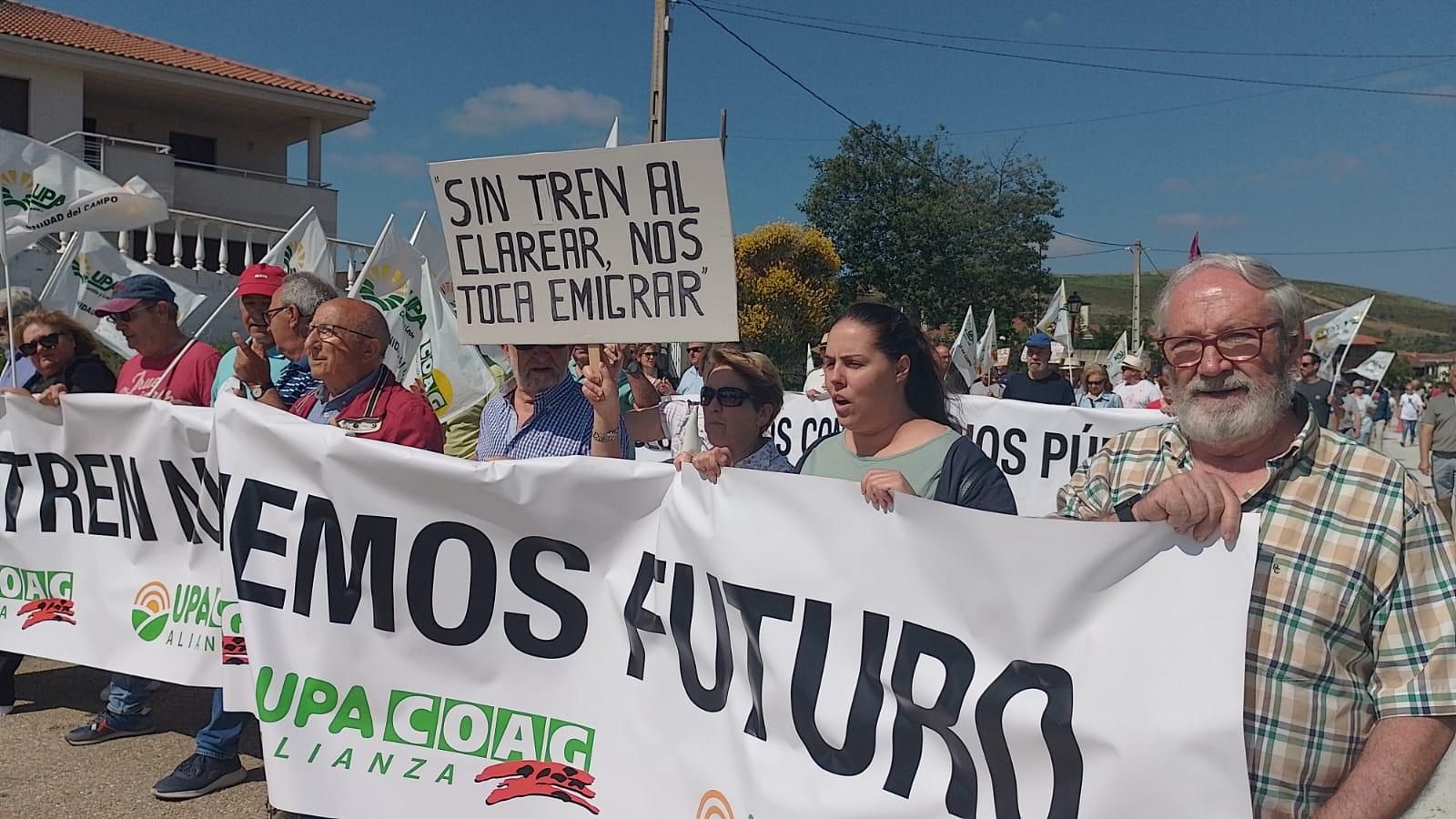 GALERÍA | Protesta en Villardeciervos para reclamar un plan especial para la Sierra de la Culebra